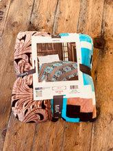 Load image into Gallery viewer, Mia Aztec Heavy Throw Blanket
